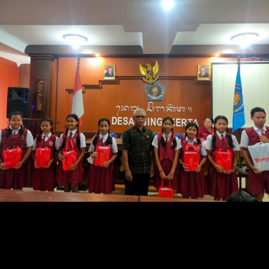 Pemberian Hadiah Bagi Siswa Berprestasi Se Gugus Singakerta